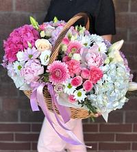 Композиция солнечный день в Череповце Цветочная композиция из Розы, Хризантемы, Пионы и Лизиантусы в корзине в Череповце