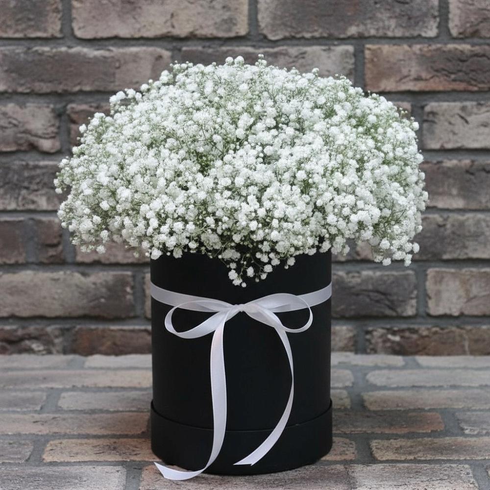 Цветочная композиция из Гипсофила в шляпной коробке в Череповце