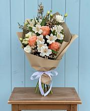 Букет цветов из:  Альстромерии, Лизиантусы, Розы и Хризантемы в Череповце