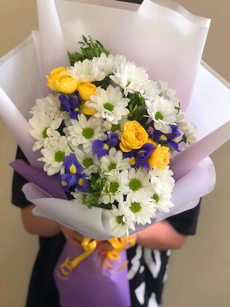 Букет цветов из: Ирисы, Хризантемы и Розы в Череповце