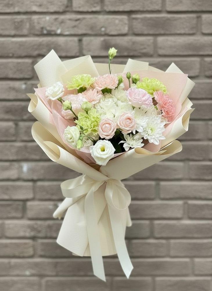 Букет цветов из: Гвоздики, Розы, Лизиантусы и Хризантемы в Череповце