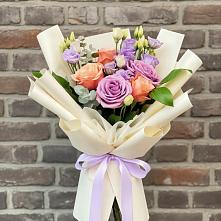 Букет цветов из:  Лизиантусы и Розы в Череповце