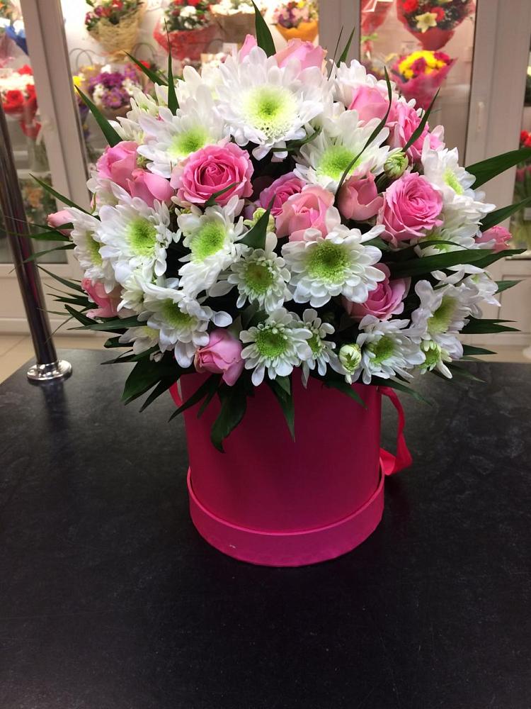 Цветочная композиция из Розы и Хризантемы в шляпной коробке в Череповце