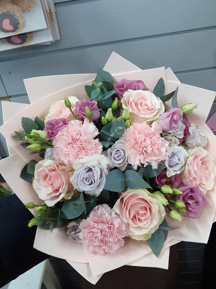 Букет цветов из: Розы, Гвоздики и Лизиантусы в Череповце